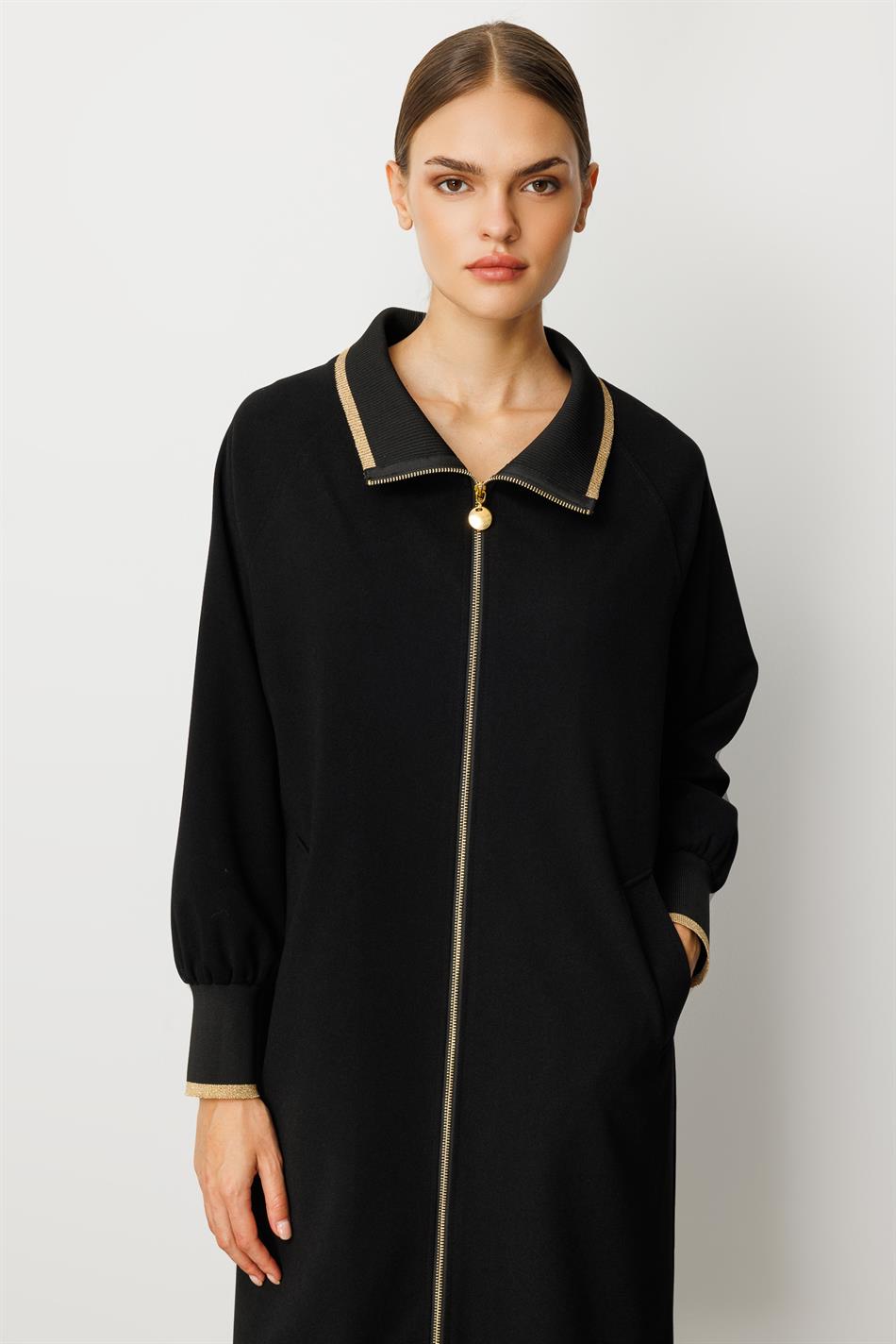 Qara rəngdə, bütün fəsillər üçün uyğun olan, qabırğalı yaxalıqlı və manjetli krep teksturalı trençkot/palto.