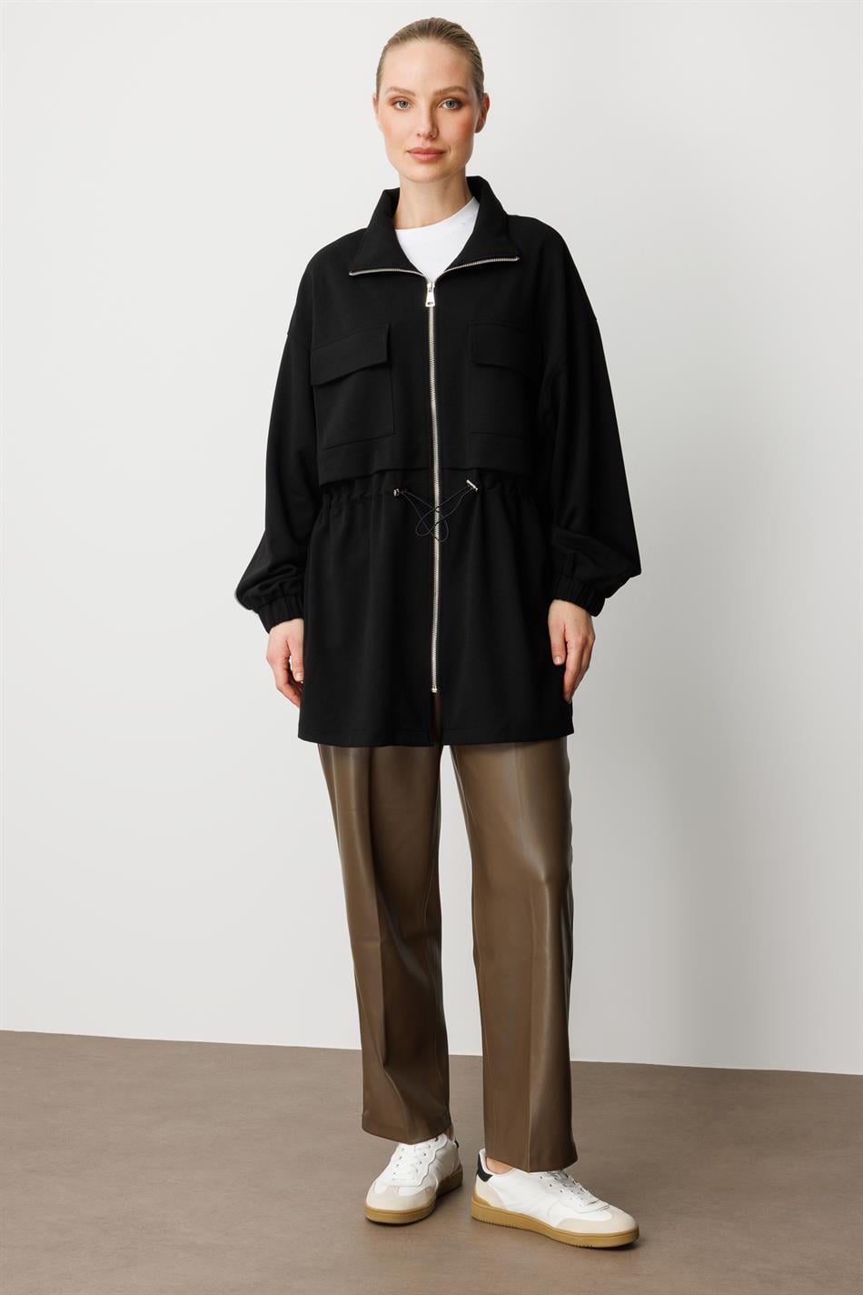 Saisonale, zeitlose Trenchcoat-Leggings aus Crêpe-Stoff – Schwarz