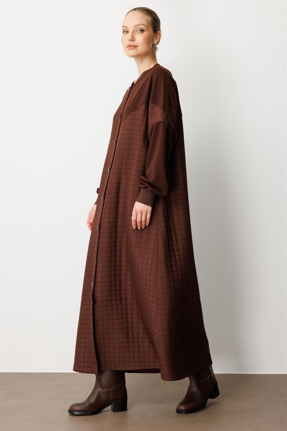 Top van crêpestof en onderkant van vierkant gewatteerd jacquard. Tijdloze trenchcoat voor elk seizoen / Koffiebruin