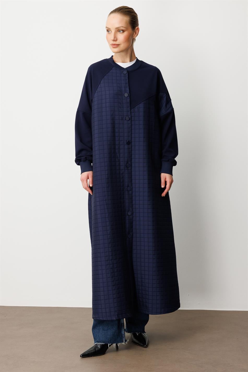 Oberteil aus Crêpe-Stoff und Hose aus quadratisch gestepptem Jacquard-Stoff: Zeitloser Trenchcoat für jede Jahreszeit / Cape Navy