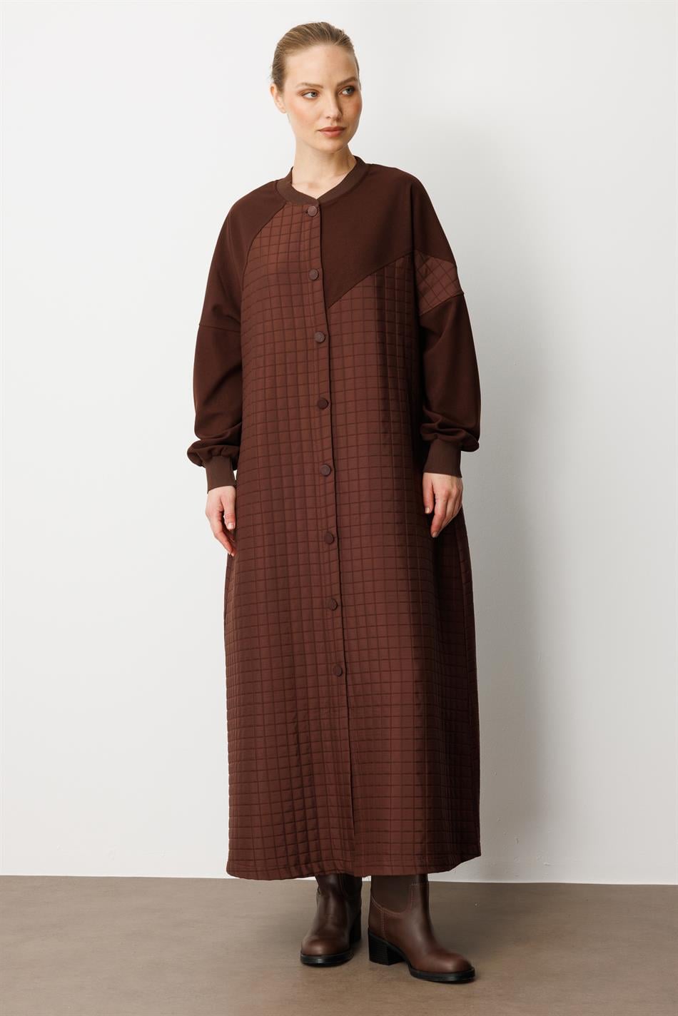 Top van crêpestof en onderkant van vierkant gewatteerd jacquard. Tijdloze trenchcoat voor elk seizoen / Koffiebruin