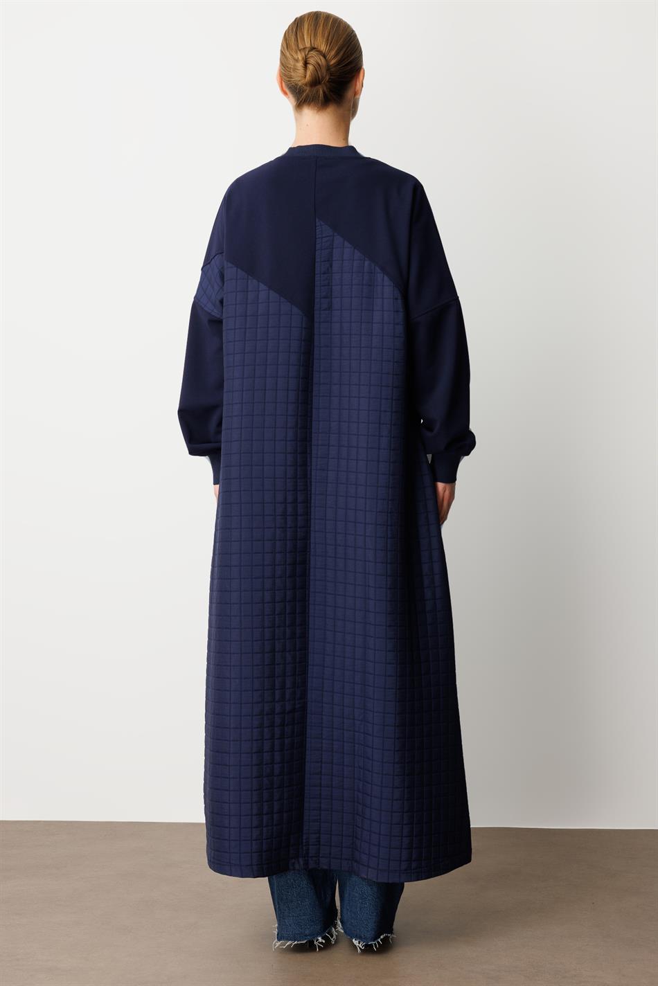 Oberteil aus Crêpe-Stoff und Hose aus quadratisch gestepptem Jacquard-Stoff: Zeitloser Trenchcoat für jede Jahreszeit / Cape Navy