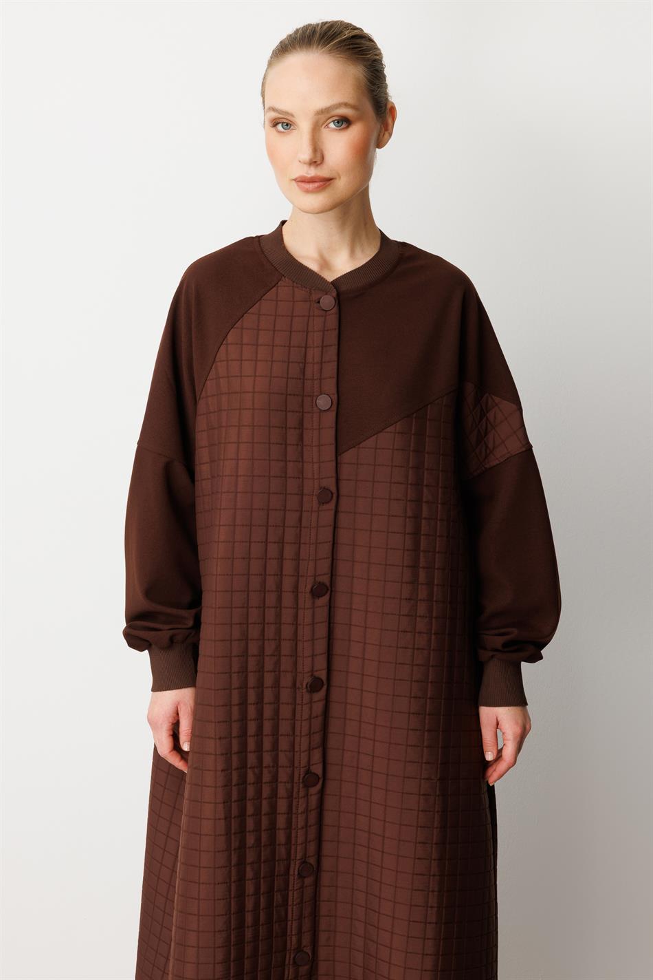 Top van crêpestof en onderkant van vierkant gewatteerd jacquard. Tijdloze trenchcoat voor elk seizoen / Koffiebruin