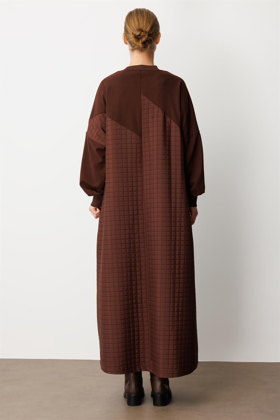 Top van crêpestof en onderkant van vierkant gewatteerd jacquard. Tijdloze trenchcoat voor elk seizoen / Koffiebruin