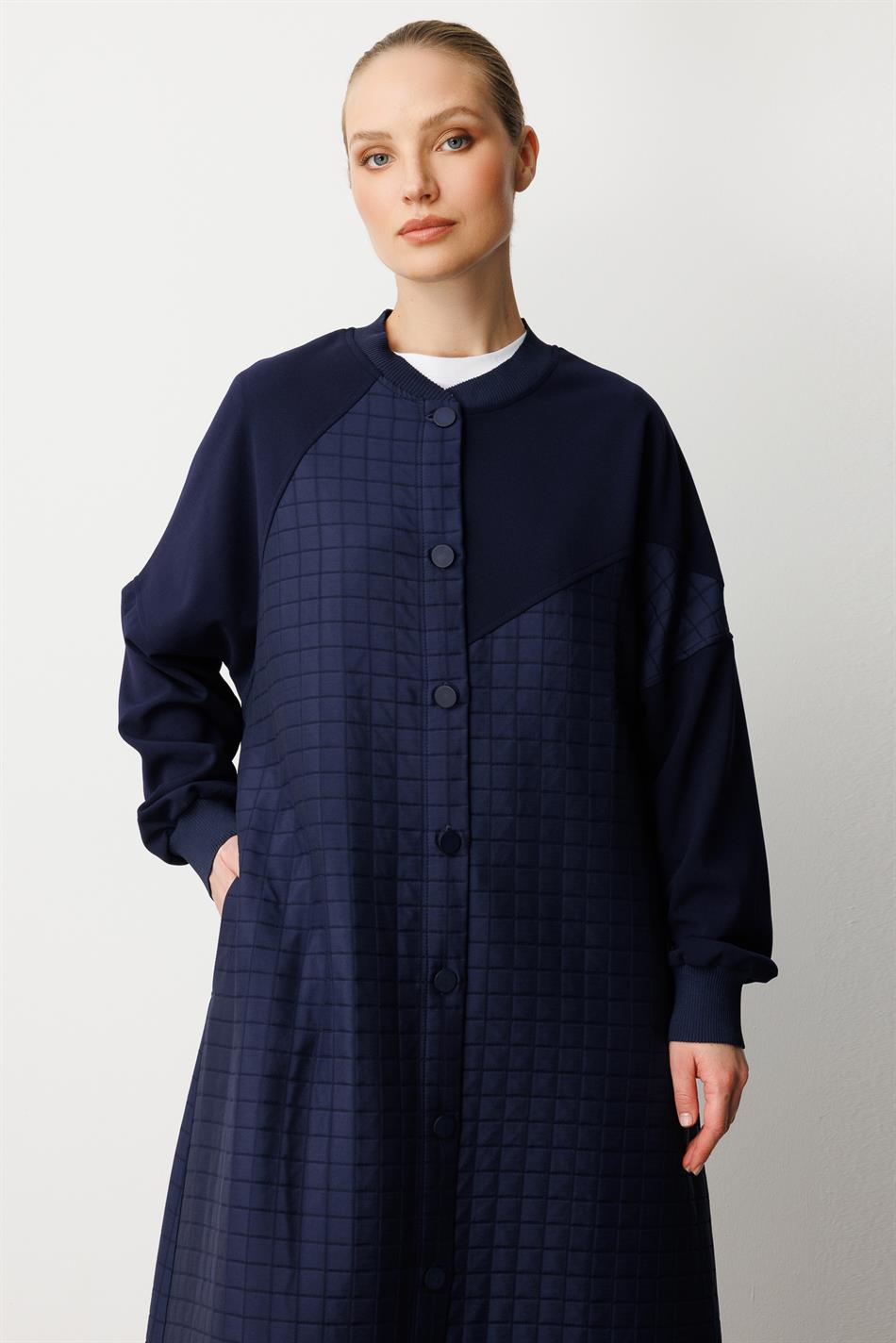 Oberteil aus Crêpe-Stoff und Hose aus quadratisch gestepptem Jacquard-Stoff: Zeitloser Trenchcoat für jede Jahreszeit / Cape Navy