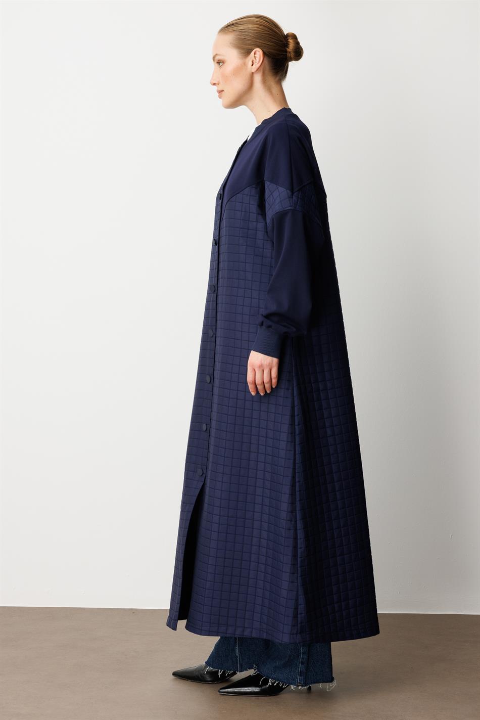 Oberteil aus Crêpe-Stoff und Hose aus quadratisch gestepptem Jacquard-Stoff: Zeitloser Trenchcoat für jede Jahreszeit / Cape Navy