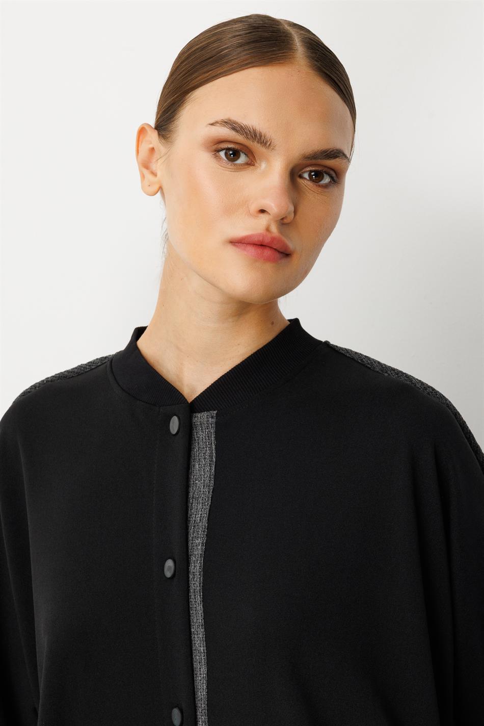 Comfortabele abaya van crêpe stretchstof met plooien - Zwart