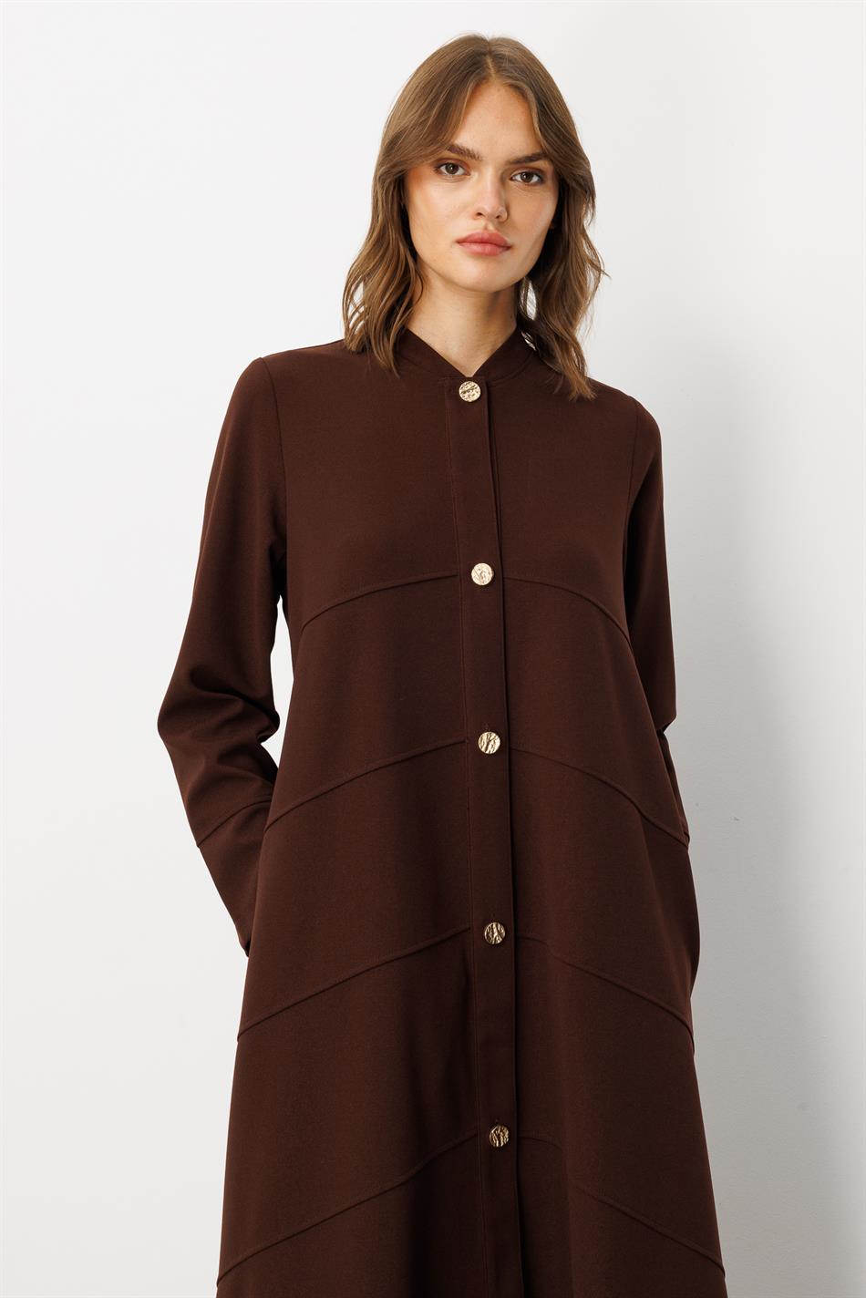 Handgefertigte, detailreiche Cape-Abaya aus Crêpe-Stretchstoff – Braun