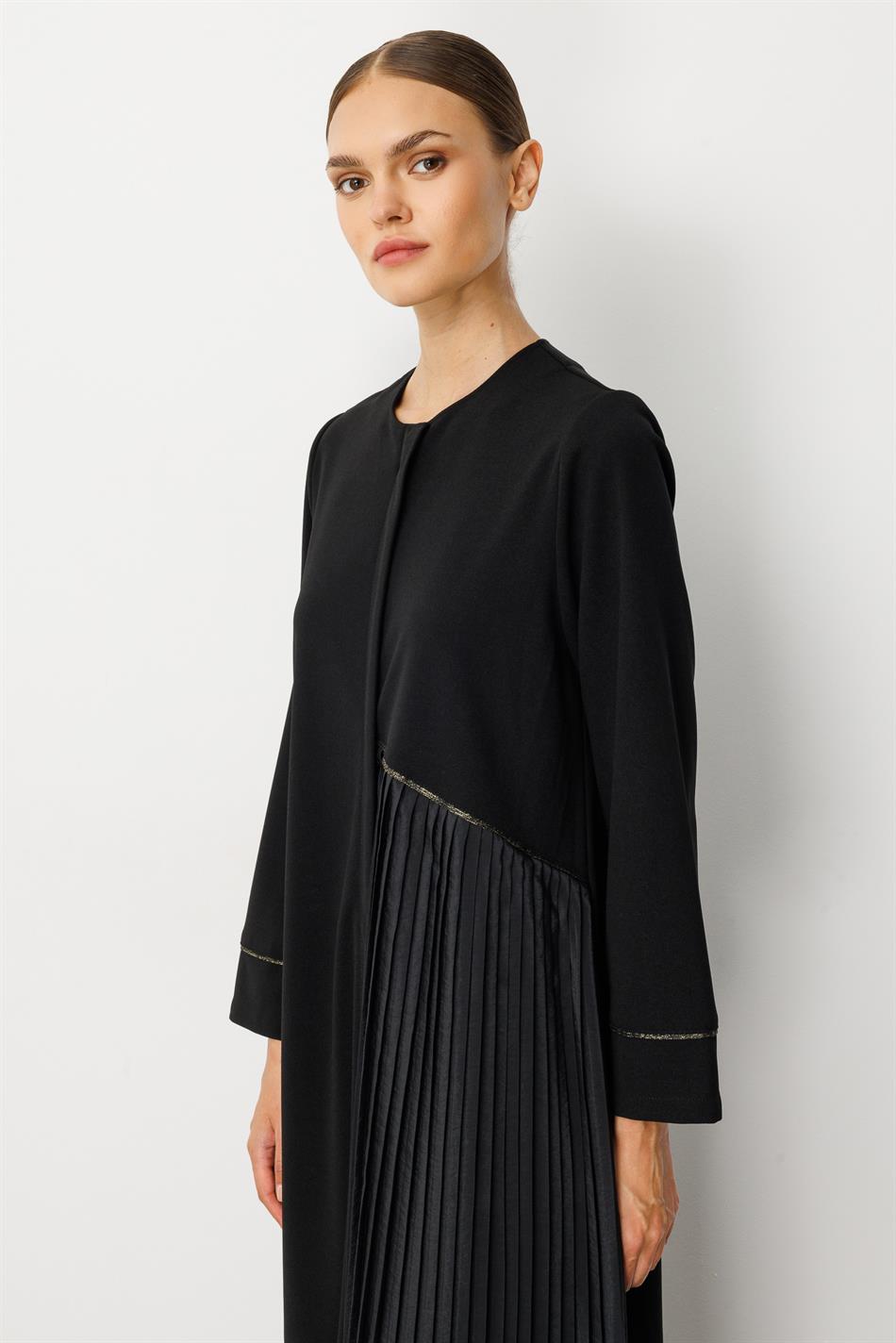 Cape/Abaya aus Crêpe-Stretch-Stoff mit Polycupra-Plissee und Ziernähten – Schwarz