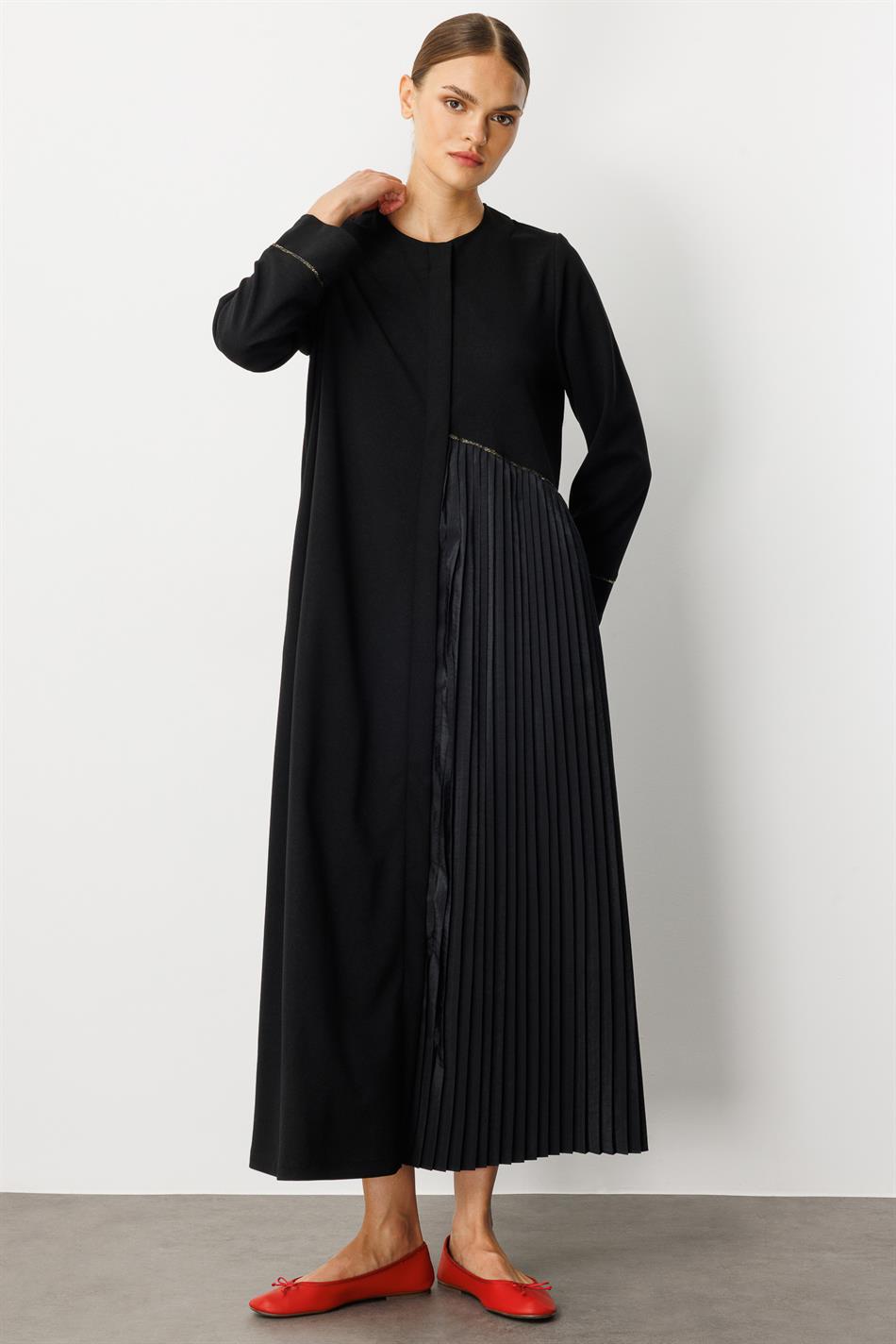 Cape/Abaya aus Crêpe-Stretch-Stoff mit Polycupra-Plissee und Ziernähten – Schwarz