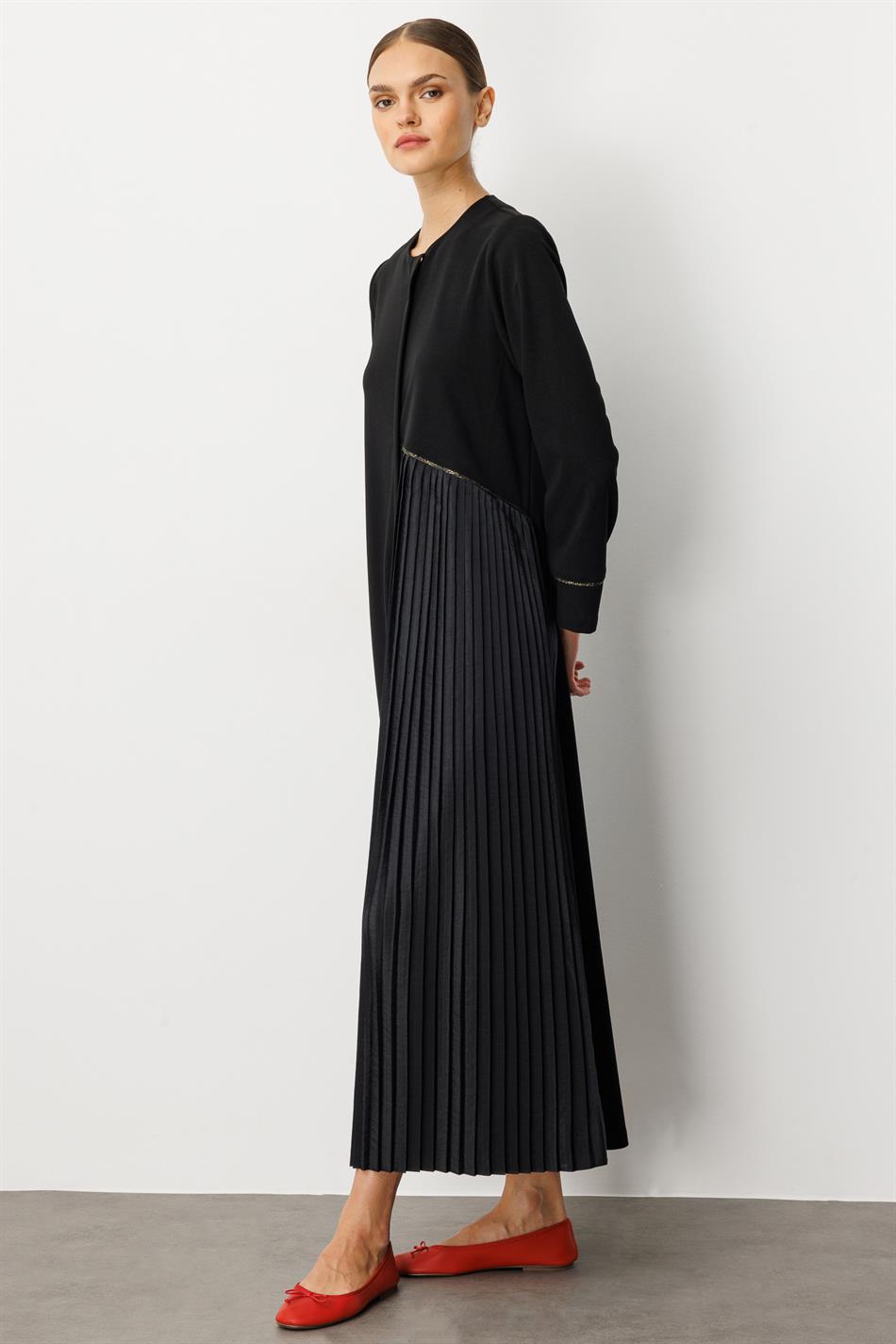 Cape/Abaya aus Crêpe-Stretch-Stoff mit Polycupra-Plissee und Ziernähten – Schwarz