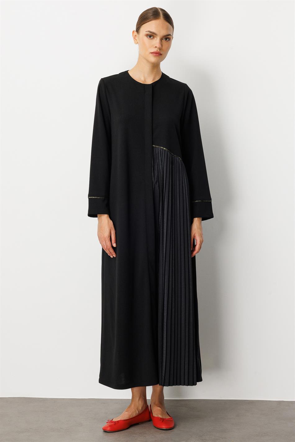Cape/Abaya aus Crêpe-Stretch-Stoff mit Polycupra-Plissee und Ziernähten – Schwarz