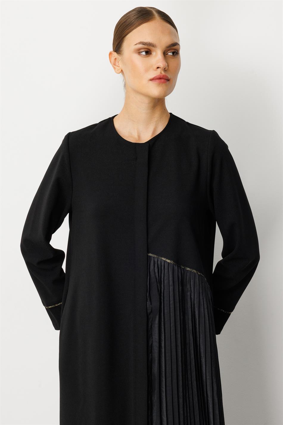 Cape/Abaya aus Crêpe-Stretch-Stoff mit Polycupra-Plissee und Ziernähten – Schwarz