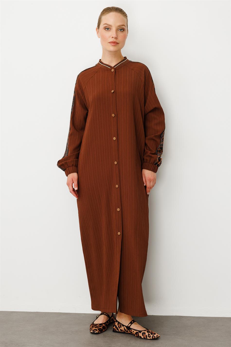 Abaya aus gewebtem Stoff mit Leopardenmuster und Schulterdetail – Braun