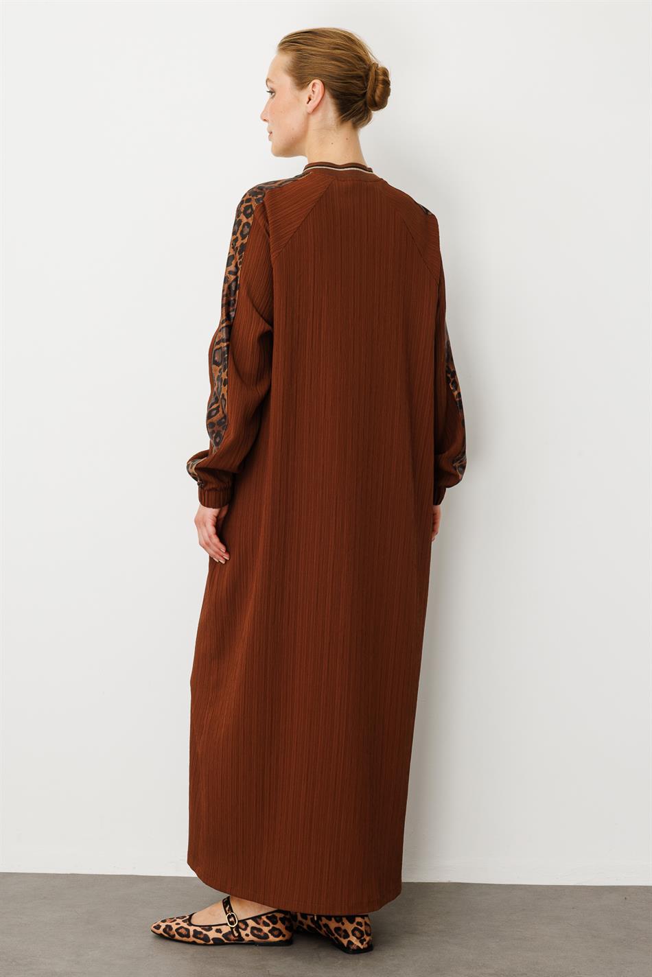 Abaya aus gewebtem Stoff mit Leopardenmuster und Schulterdetail – Braun