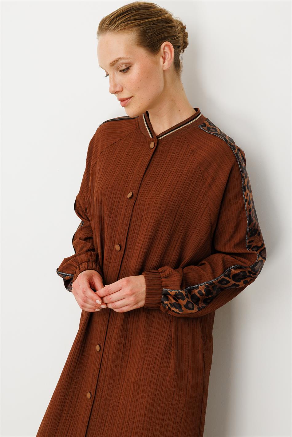 Abaya aus gewebtem Stoff mit Leopardenmuster und Schulterdetail – Braun