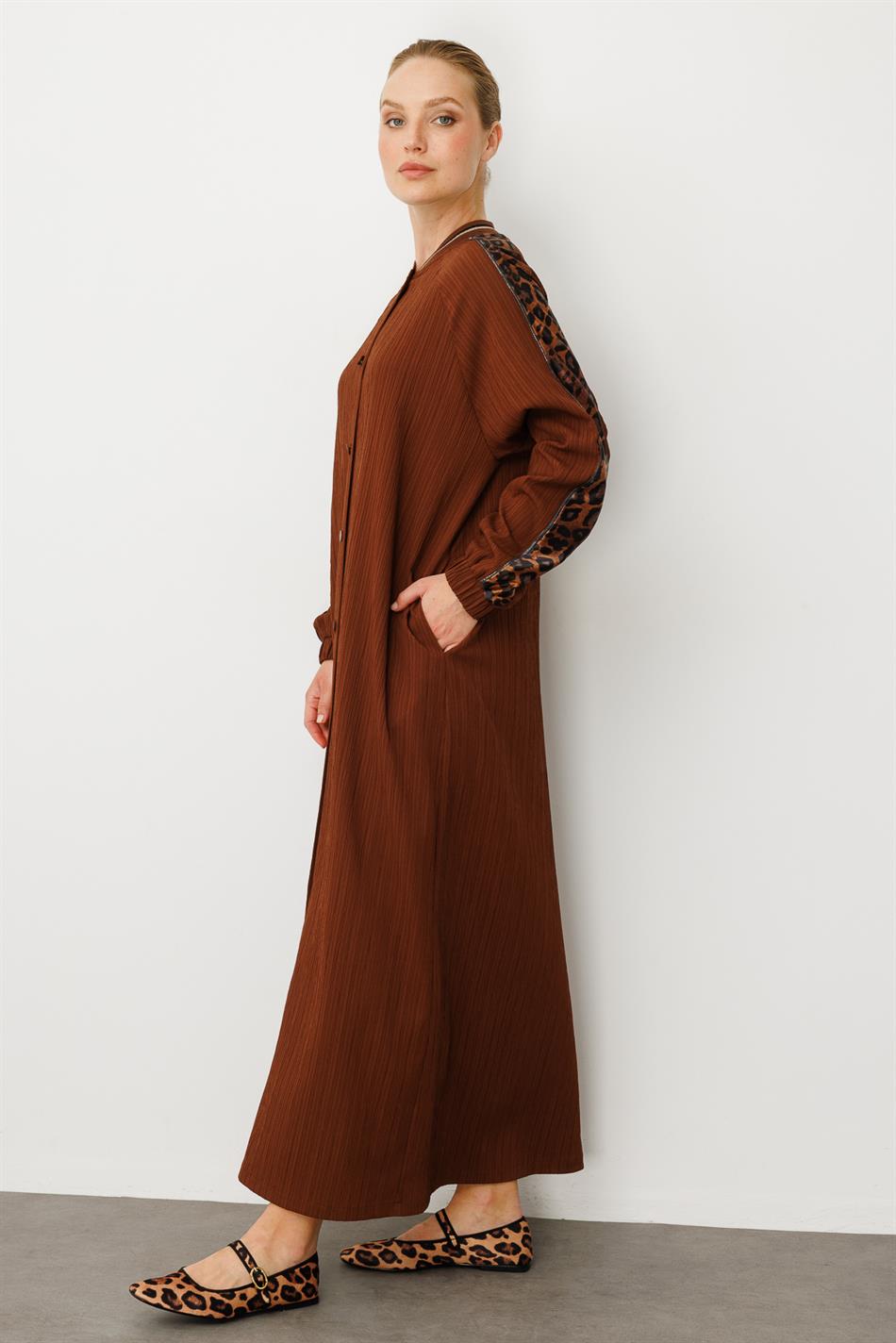 Abaya aus gewebtem Stoff mit Leopardenmuster und Schulterdetail – Braun