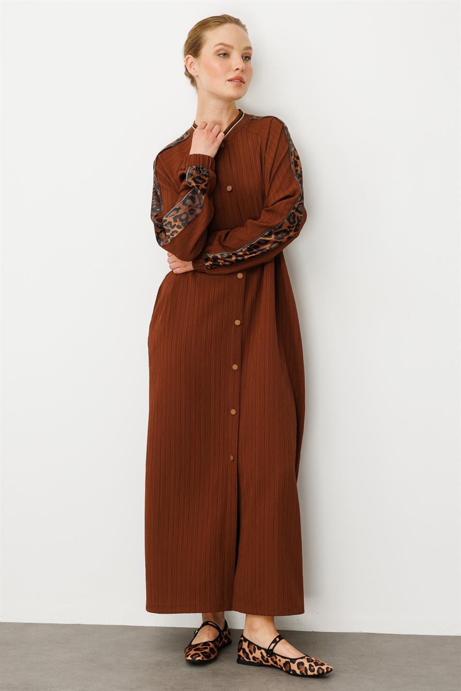Abaya aus gewebtem Stoff mit Leopardenmuster und Schulterdetail – Braun