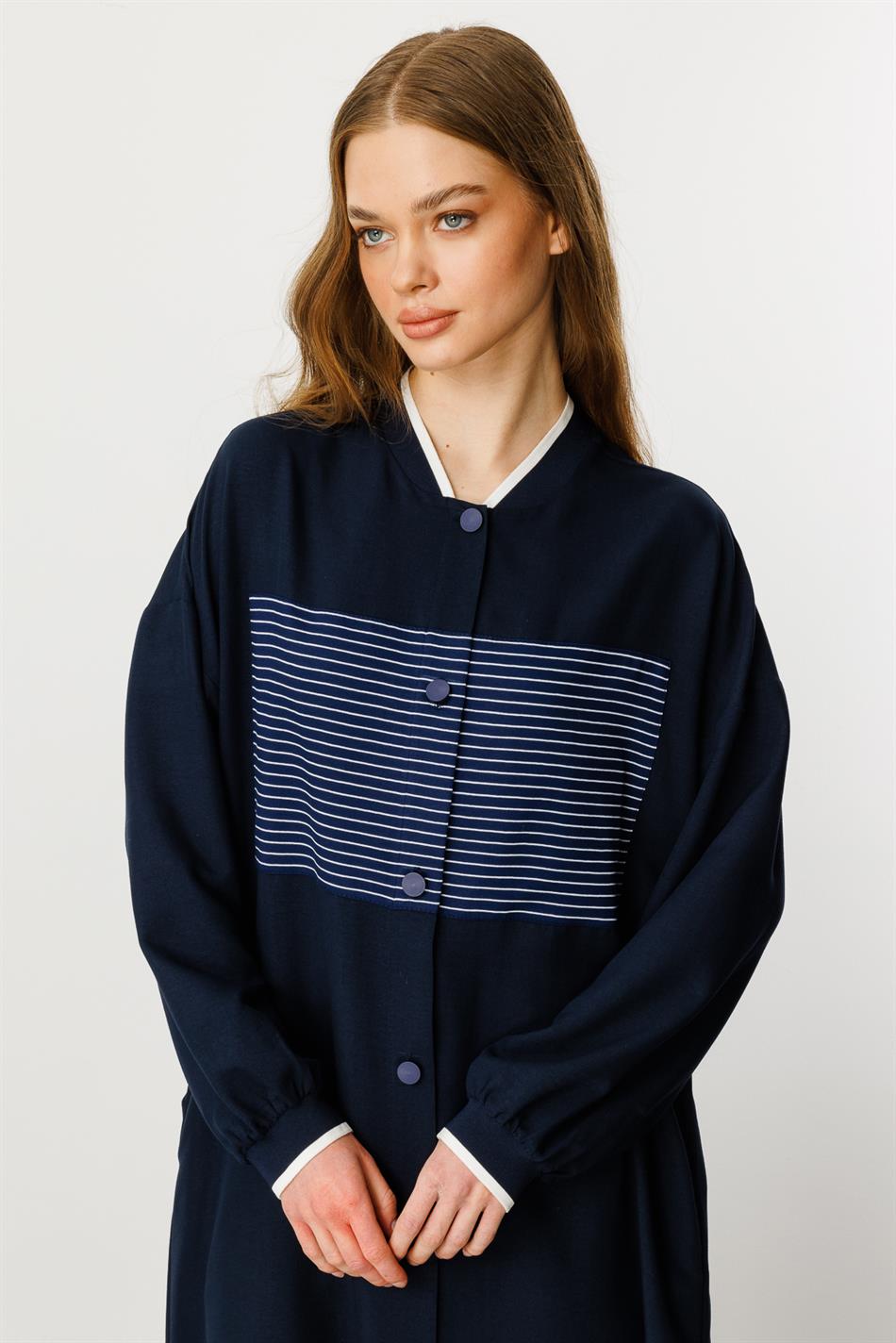 Marineblauwe sportieve abaya-jas met strepen en ribbels van zijde - marineblauw