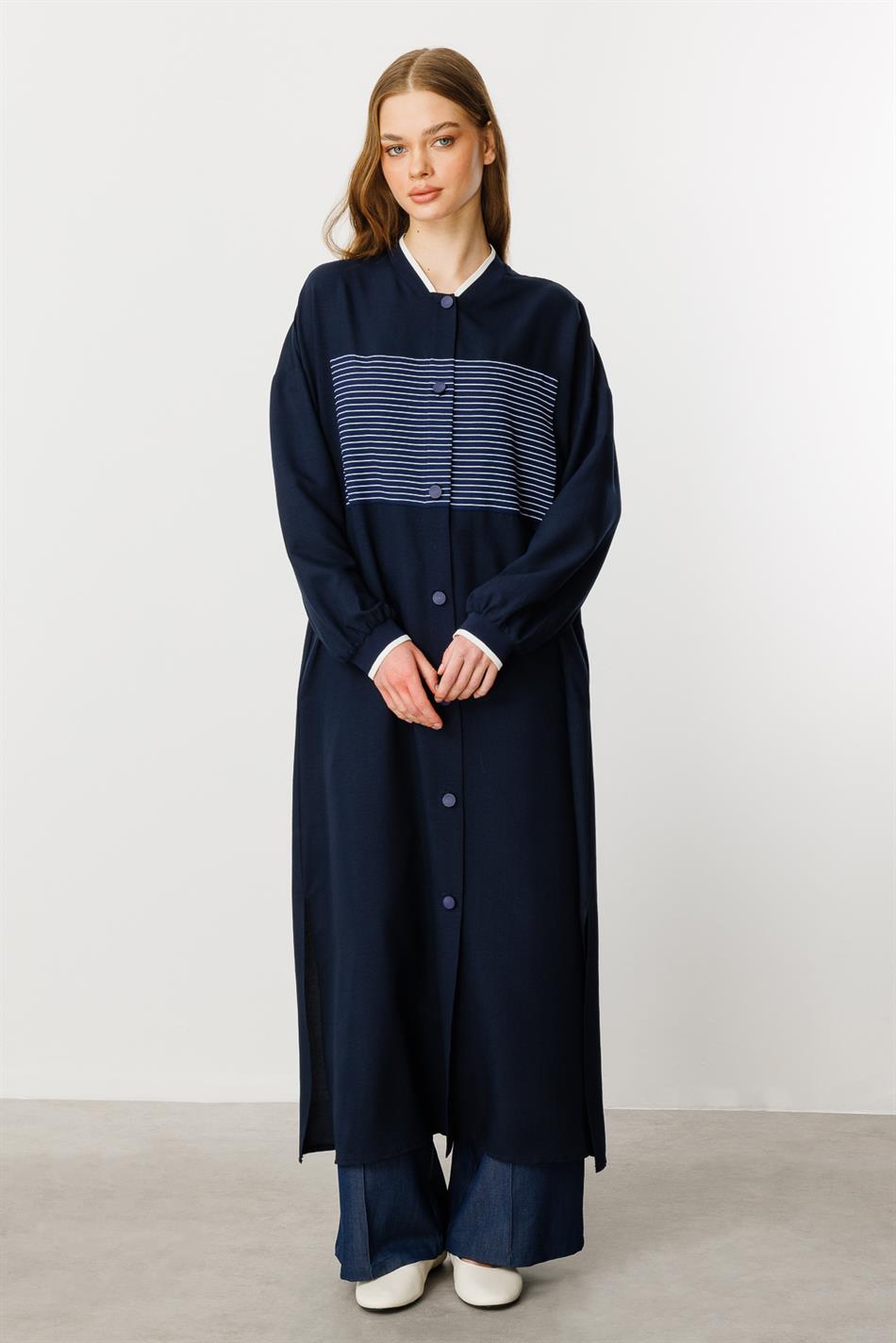 Marineblauwe sportieve abaya-jas met strepen en ribbels van zijde - marineblauw