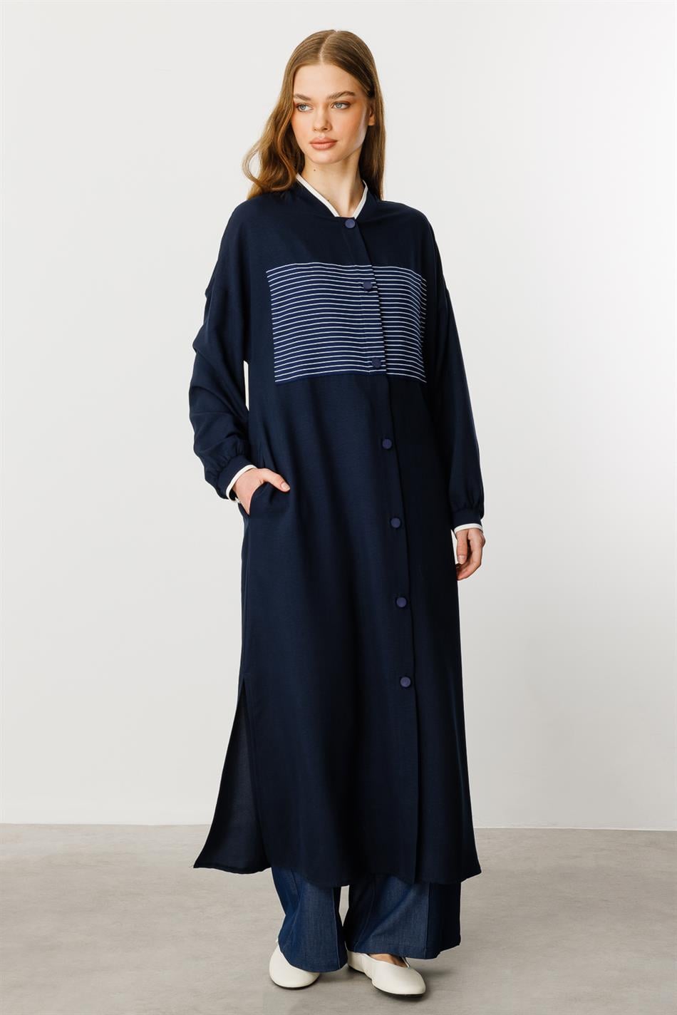 Marineblauwe sportieve abaya-jas met strepen en ribbels van zijde - marineblauw