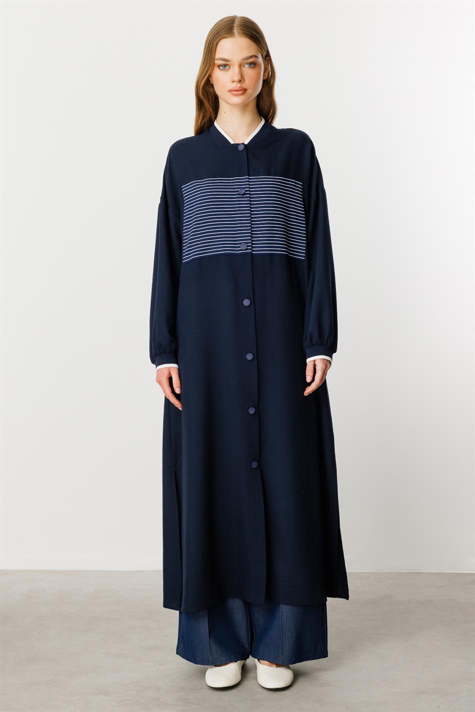 Marineblauwe sportieve abaya-jas met strepen en ribbels van zijde - marineblauw