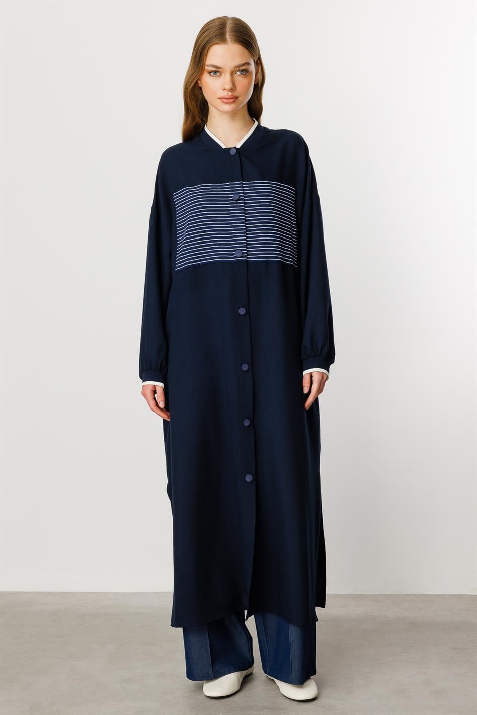 Marineblauwe sportieve abaya-jas met strepen en ribbels van zijde - marineblauw