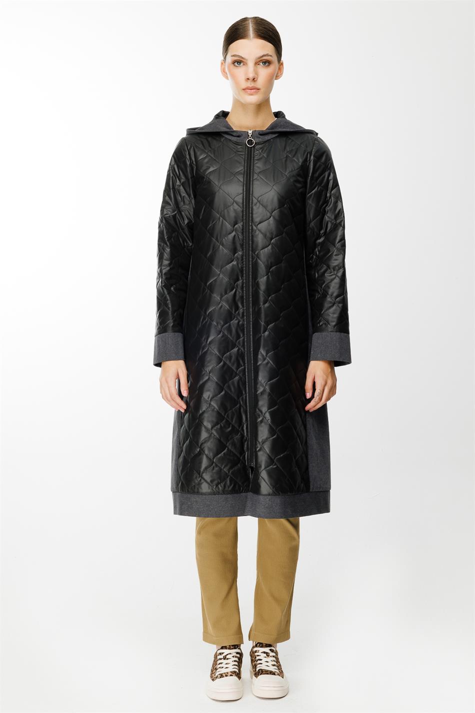 Combineer een spijkerbroek met een gewatteerde trenchcoat voor de lente - zwart