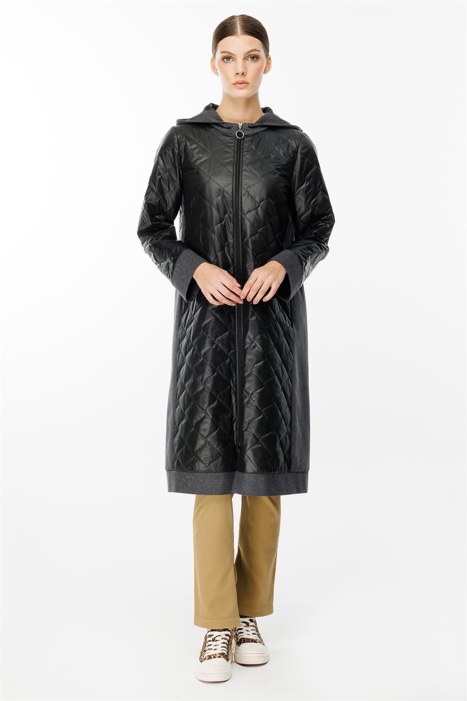 Combineer een spijkerbroek met een gewatteerde trenchcoat voor de lente - zwart