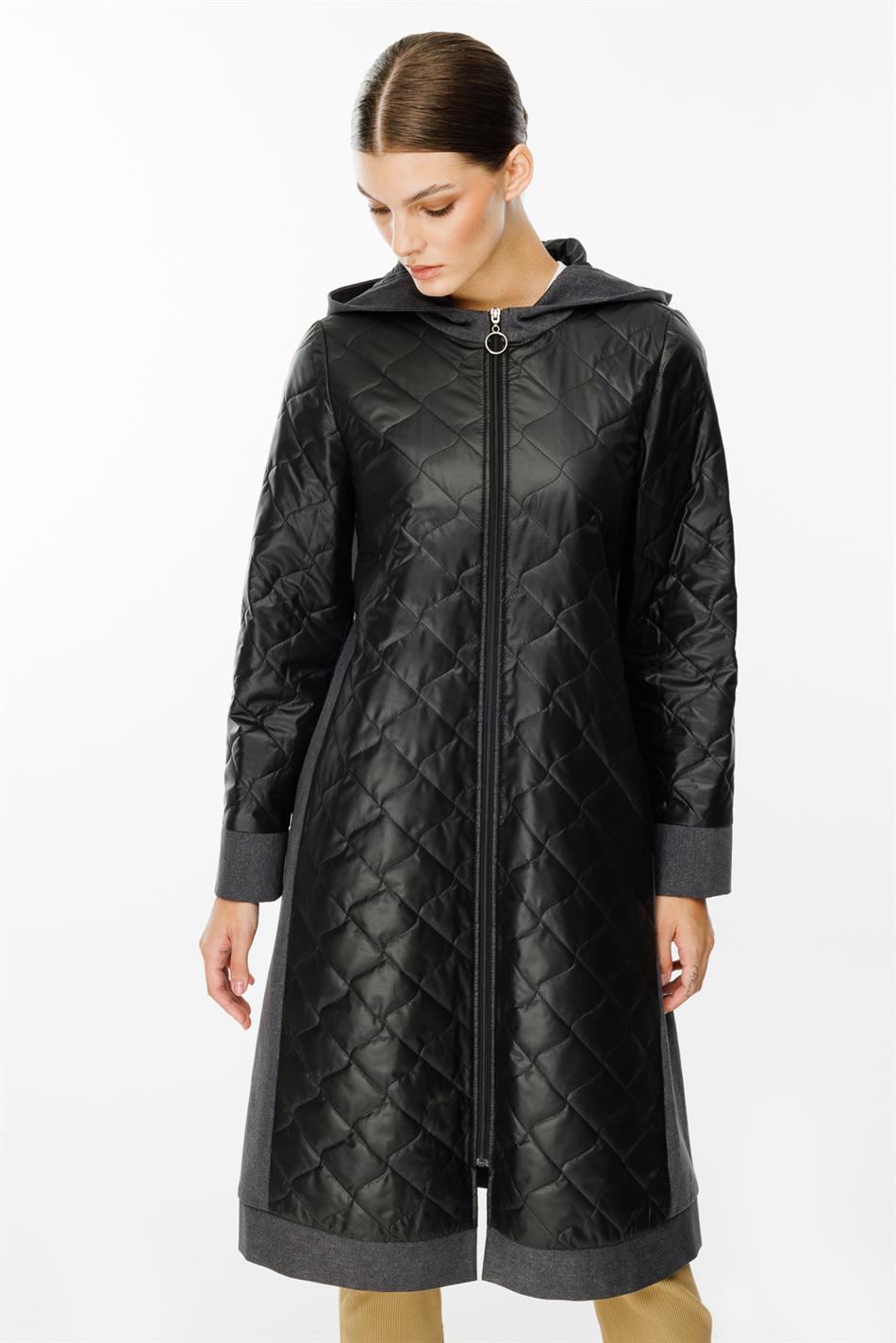 Combineer een spijkerbroek met een gewatteerde trenchcoat voor de lente - zwart