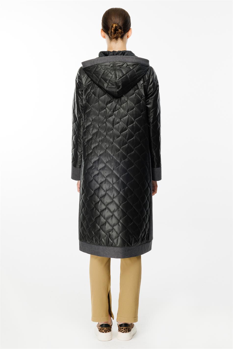 Combineer een spijkerbroek met een gewatteerde trenchcoat voor de lente - zwart