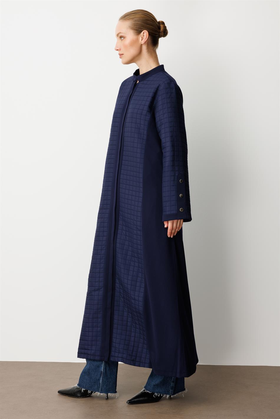 Tijdloze trenchcoat met voering, een mix van jacquard gewatteerde stof en crêpe - Marineblauw