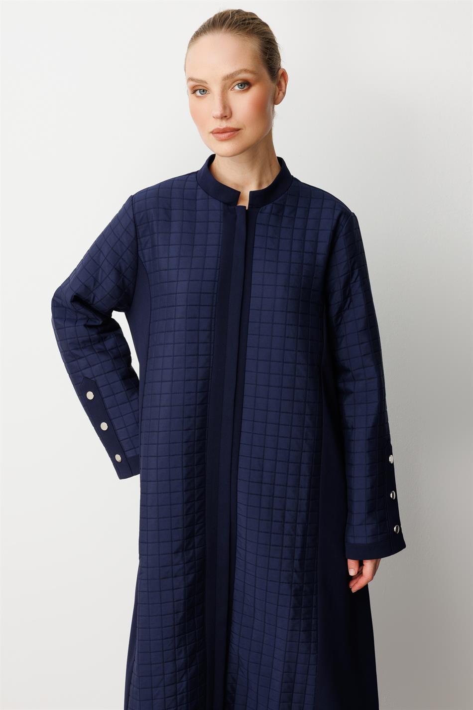 Tijdloze trenchcoat met voering, een mix van jacquard gewatteerde stof en crêpe - Marineblauw