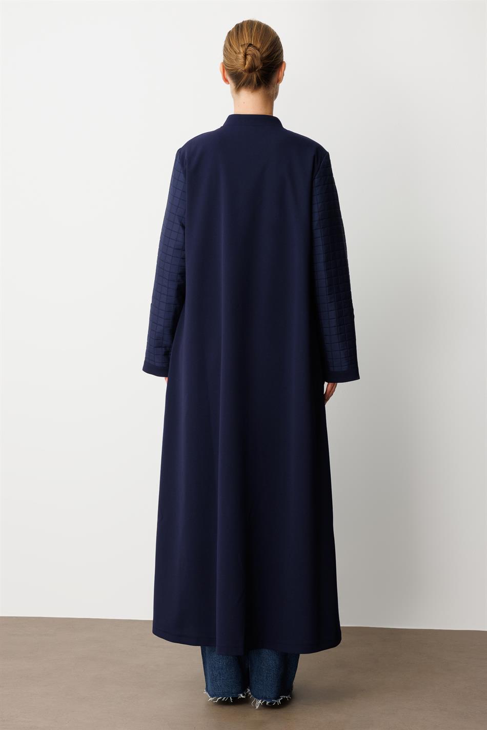 Tijdloze trenchcoat met voering, een mix van jacquard gewatteerde stof en crêpe - Marineblauw