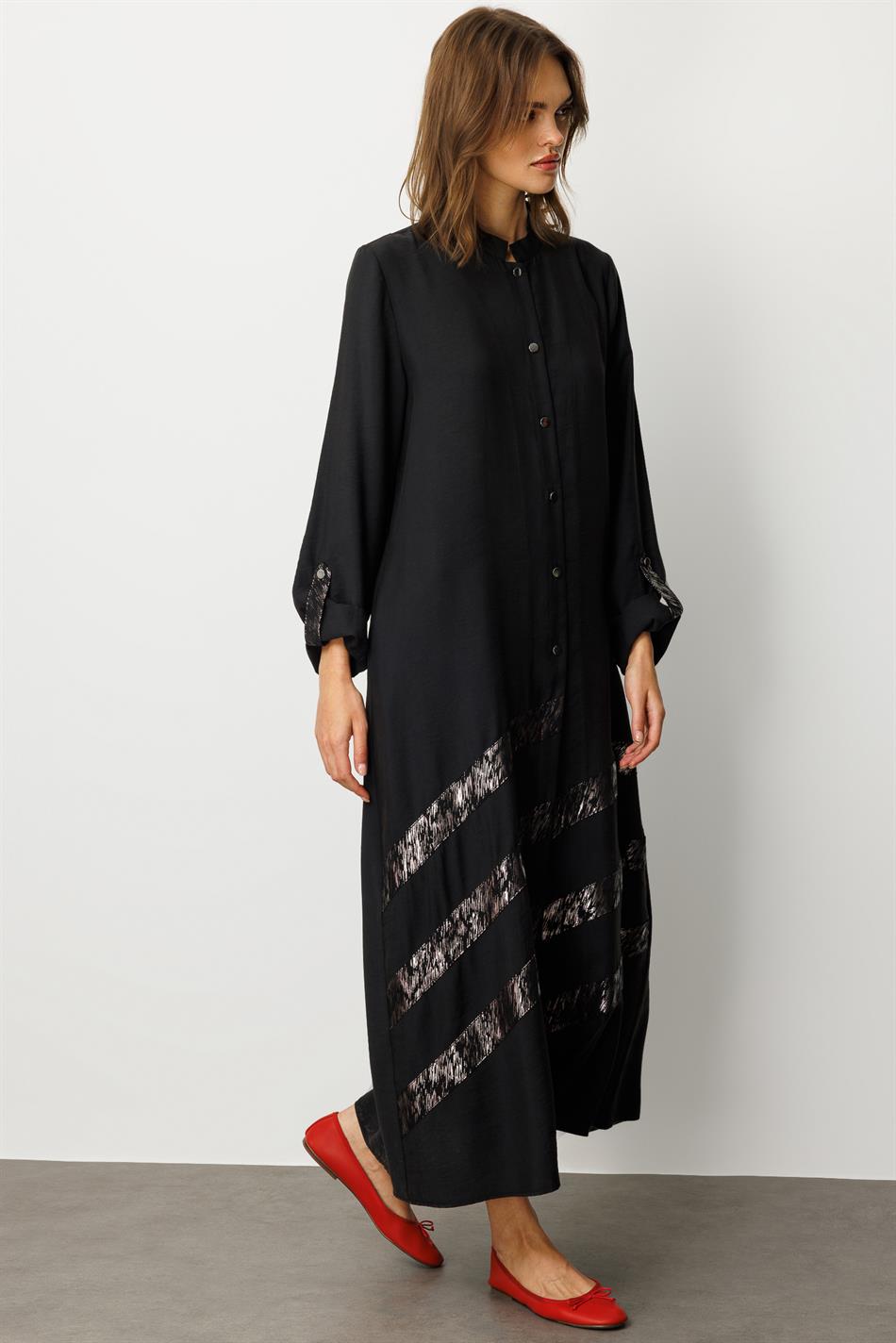 Modalmantel (90 % Natur) mit Knopfverschluss und Folienverzierungen – zeitloser Stil/Abaya – Schwarz