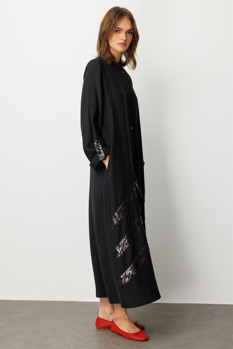 Modalmantel (90 % Natur) mit Knopfverschluss und Folienverzierungen – zeitloser Stil/Abaya – Schwarz