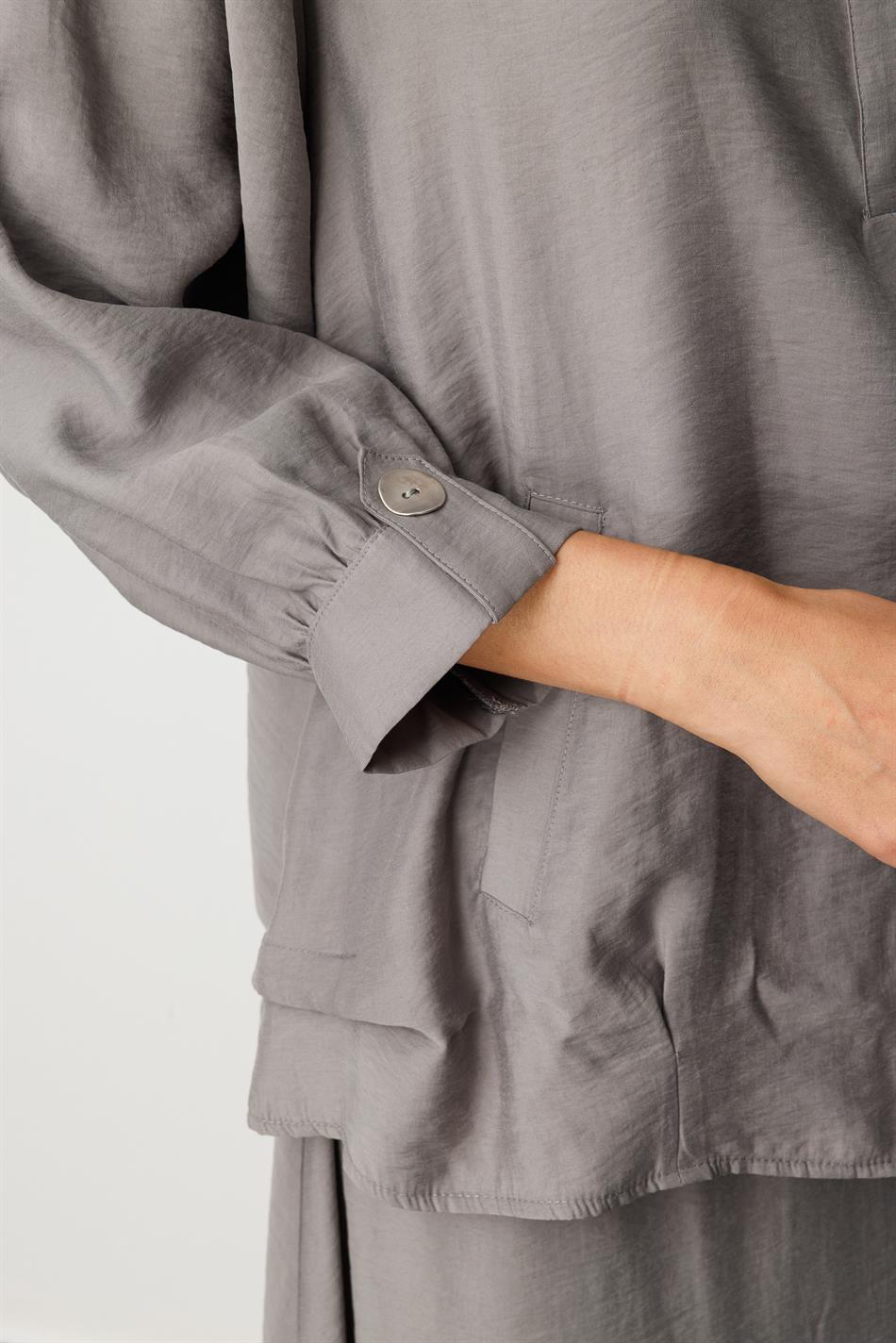 Modell (90 % Naturmaterial) Fließendes Rock-Set aus weichem Stoff mit Accessoires - Grau