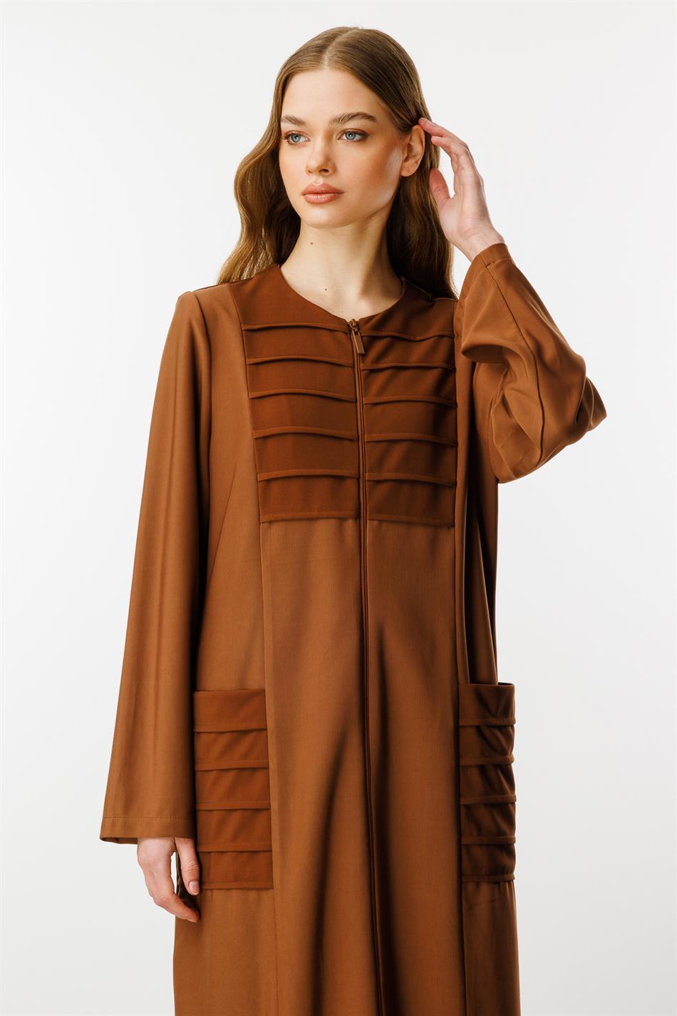 Sportlich drapierter Abaya-Stoff mit Rippdetails – Braun