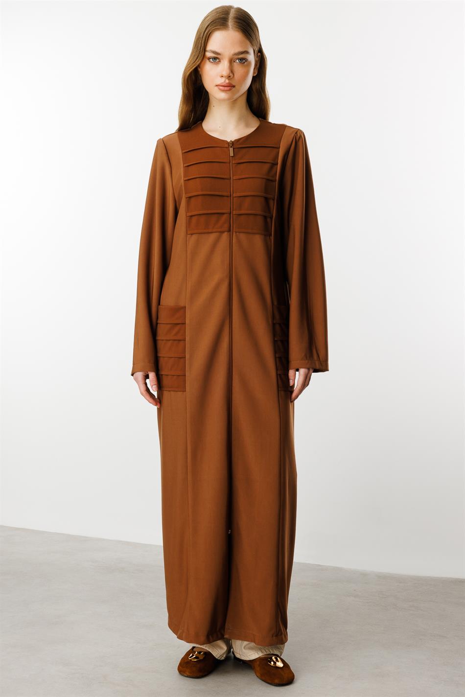Sportlich drapierter Abaya-Stoff mit Rippdetails – Braun