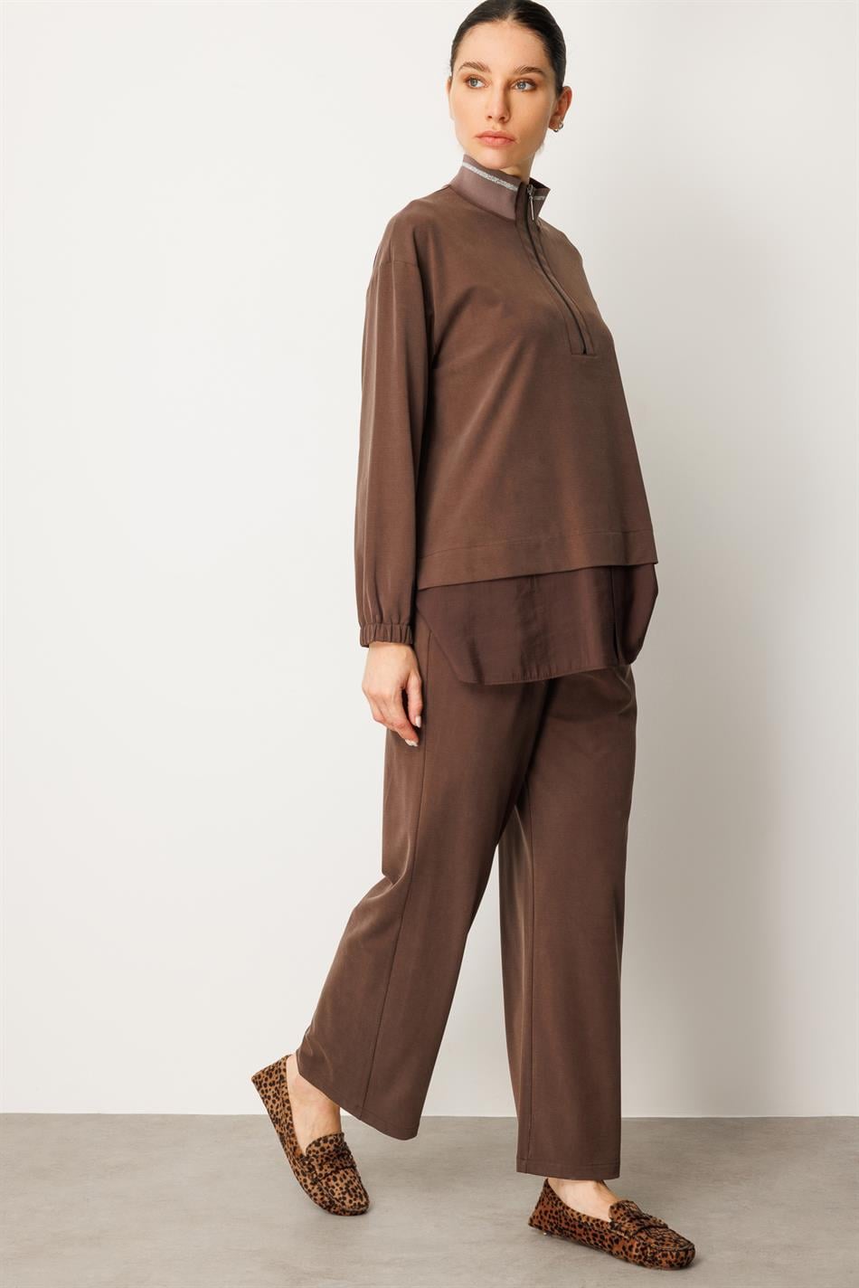 Gebreide set van zachte modal, een broek met ribboordkraag van modal en een heupbedekkende tuniek - Koffie