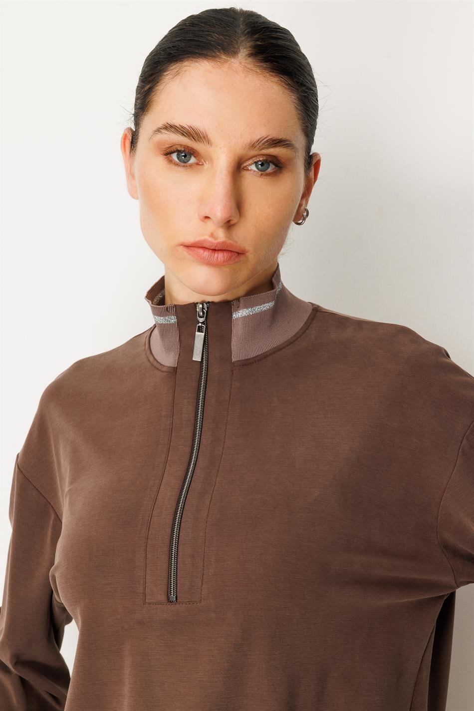 Gebreide set van zachte modal, een broek met ribboordkraag van modal en een heupbedekkende tuniek - Koffie