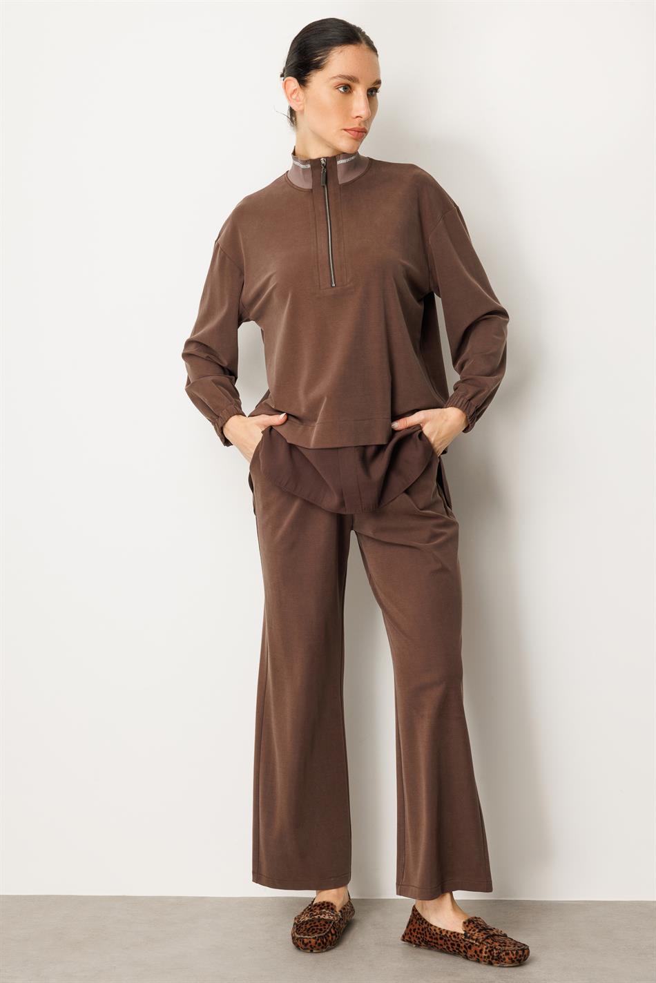 Gebreide set van zachte modal, een broek met ribboordkraag van modal en een heupbedekkende tuniek - Koffie