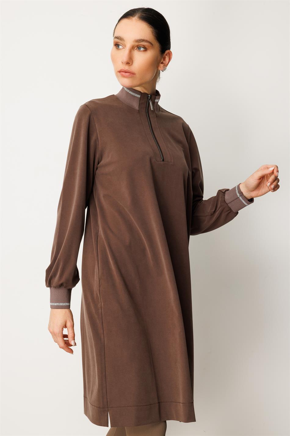 Gebreide, zachte modal tuniek in sportieve stijl, middellang model, met geribbelde mouwen en kraag - Bruin