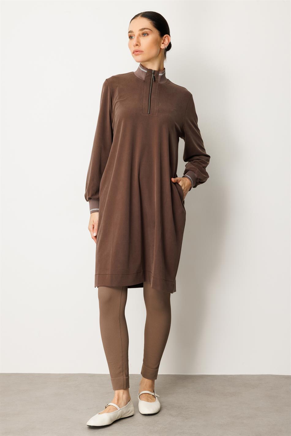 Gebreide, zachte modal tuniek in sportieve stijl, middellang model, met geribbelde mouwen en kraag - Bruin