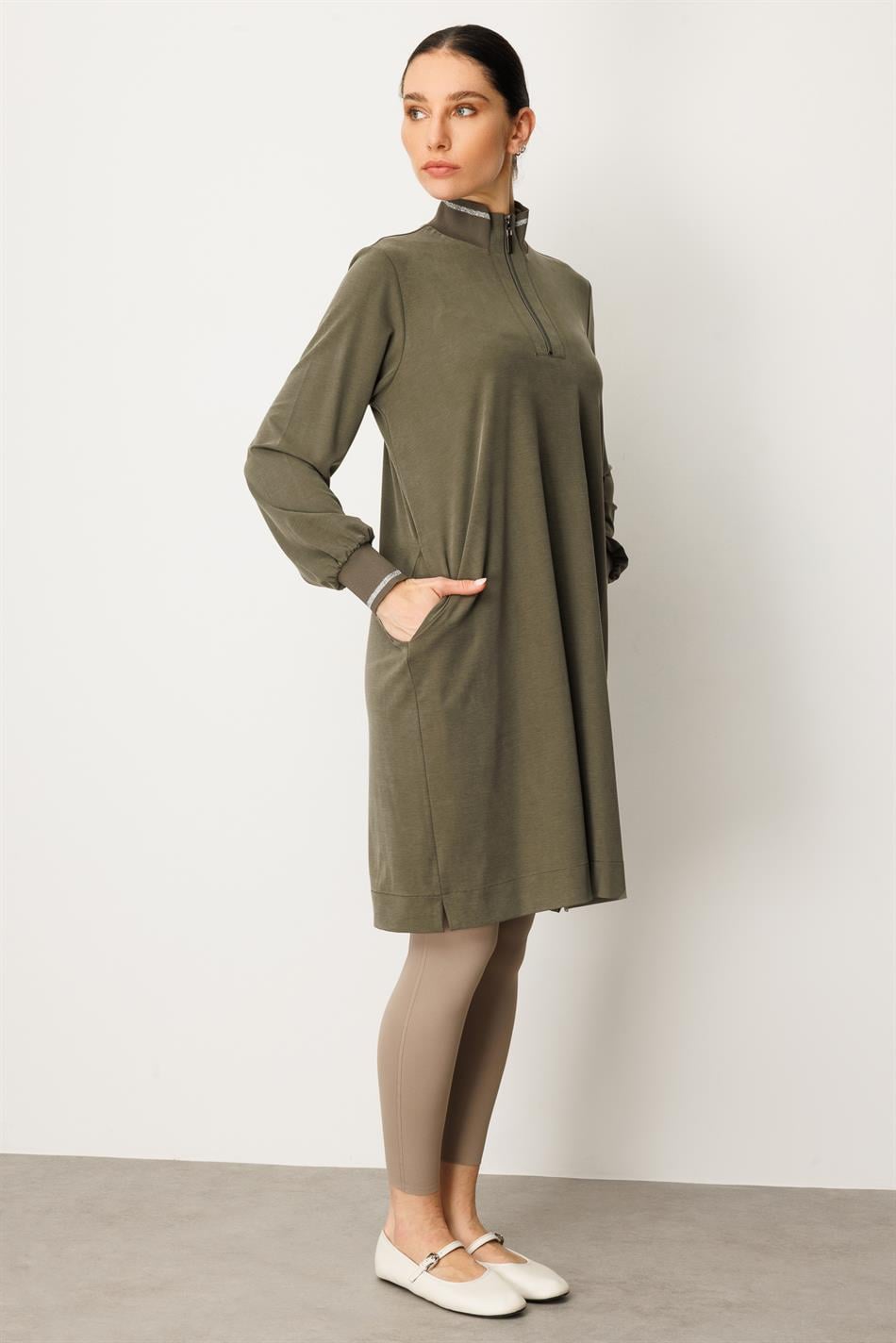 Qabırğalı qolları və yaxalığı olan yumşaq modal idman üslublu orta uzunluqlu tunika - Xaki