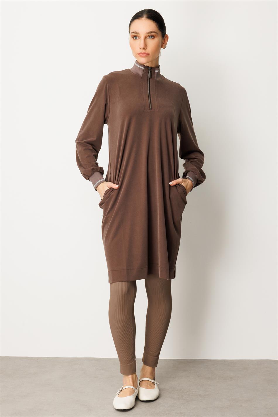 Gebreide, zachte modal tuniek in sportieve stijl, middellang model, met geribbelde mouwen en kraag - Bruin