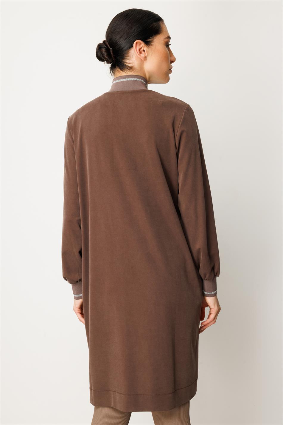 Gebreide, zachte modal tuniek in sportieve stijl, middellang model, met geribbelde mouwen en kraag - Bruin