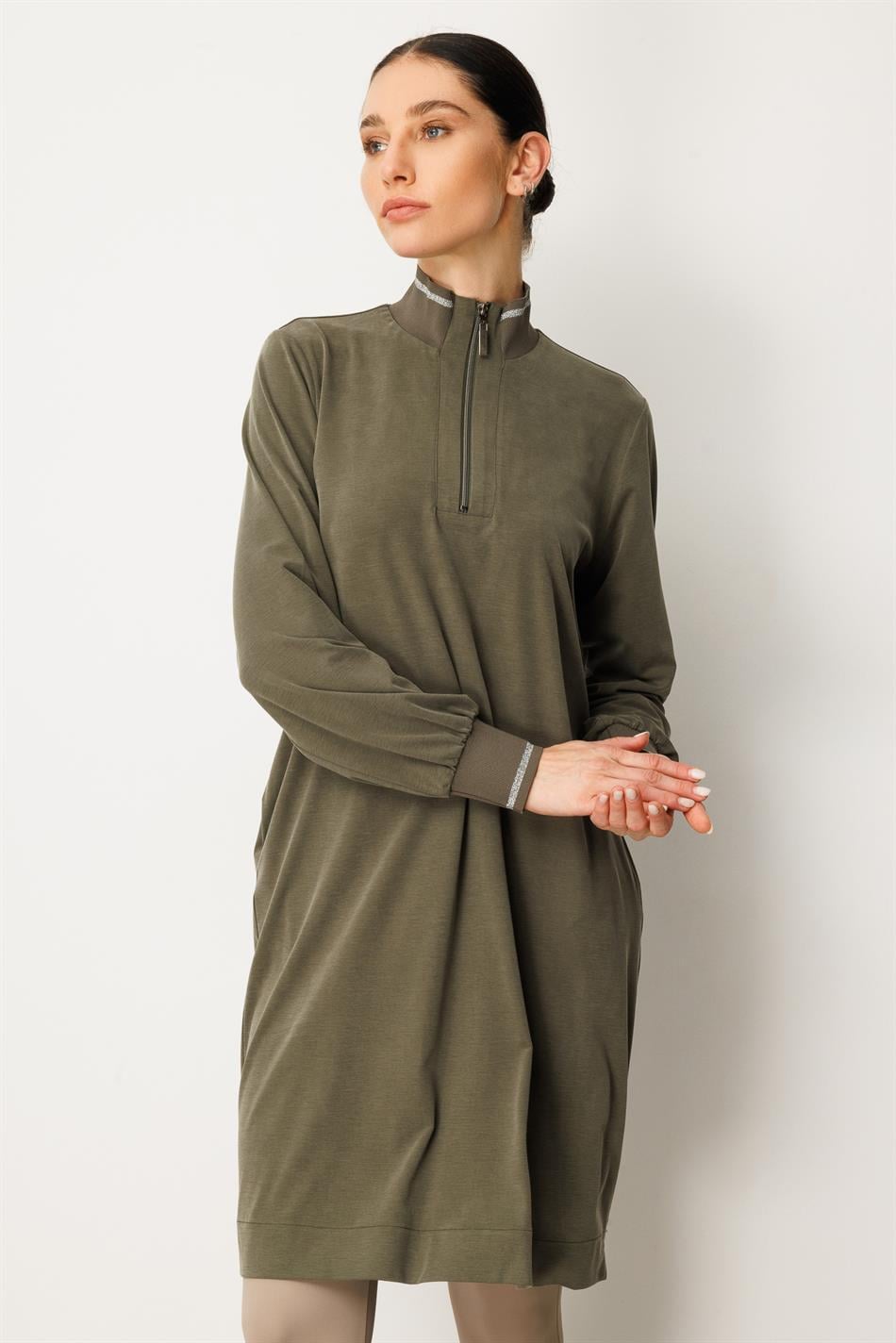 Qabırğalı qolları və yaxalığı olan yumşaq modal idman üslublu orta uzunluqlu tunika - Xaki