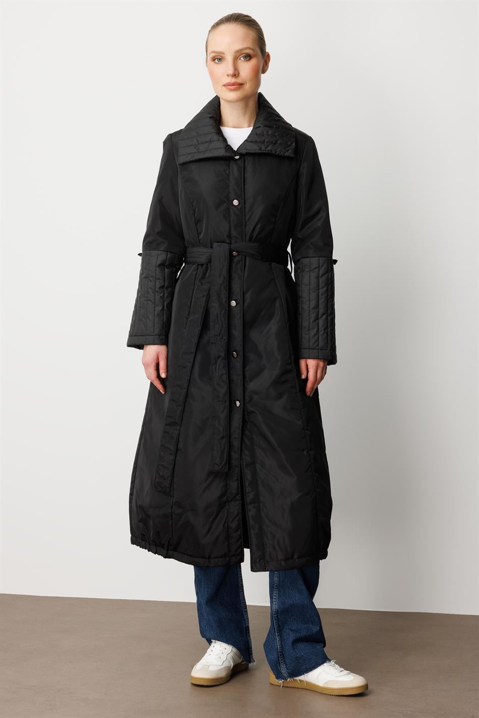 Xüsusi yumşaq daxili örtük və xarici təbəqə, əl işi yaxalıq və qol detalları, xüsusi hazırlanmış palto/gödəkçə - qara