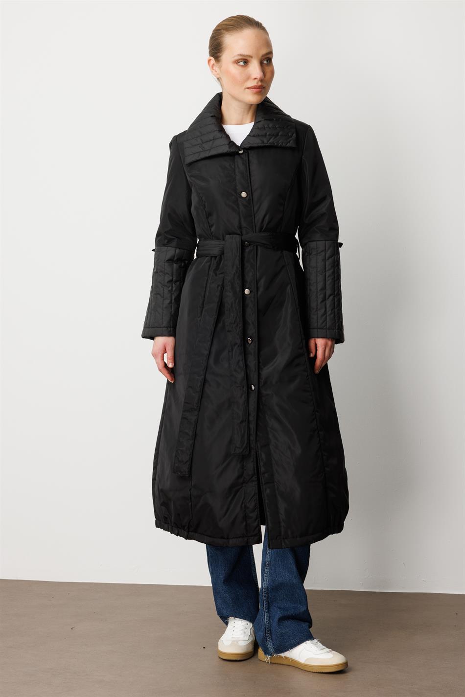 Xüsusi yumşaq daxili örtük və xarici təbəqə, əl işi yaxalıq və qol detalları, xüsusi hazırlanmış palto/gödəkçə - qara